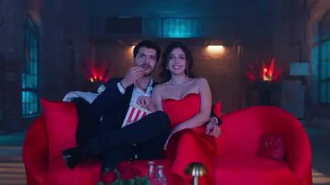 Civan sorprende a Ela con una romántica sesión de cine para los dos Civan sorprende a Ela con una romántica sesión de cine para los dos