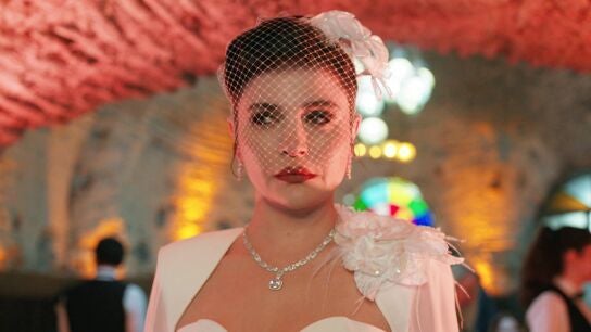 Nur se presenta en la fiesta de boda de su hijo vestida de novia