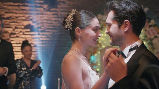 Civan y Ela celebran su fiesta de boda rodeados de su familia y amigos