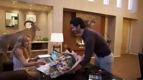 Gael no deja de tener detalles románticos con Leona Gael no deja de tener detalles románticos con Leona