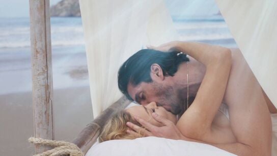 Gael sueña con Leona: juntos y enamorados en la playa