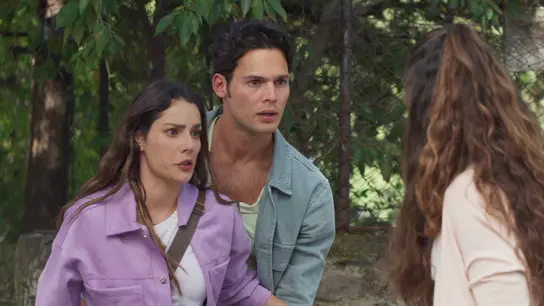 Elena descubre a su hermana Elsa con Andrés Elena descubre a su hermana Elsa con Andrés