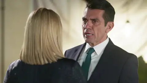 Armando sopesa enviar a Elsa a un internado en el extranjero Armando sopesa enviar a Elsa a un internado en el extranjero