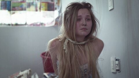 Anaju acaba en un cuarto encerrada junto a otra chica