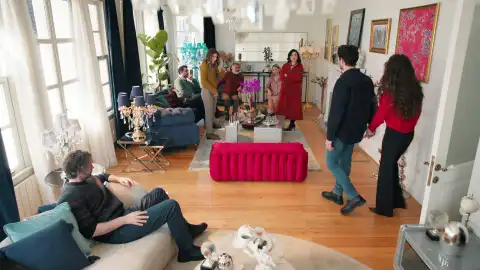 La familia Yıldız descubre quién es Ela y teme su venganza La familia Yıldız descubre quién es Ela y teme su venganza