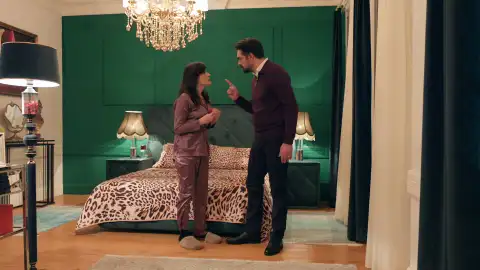 Tufan se enfrenta a Nur por ocultarle que la verdad sobre Ela Tufan se enfrenta a Nur por ocultarle que la verdad sobre Ela