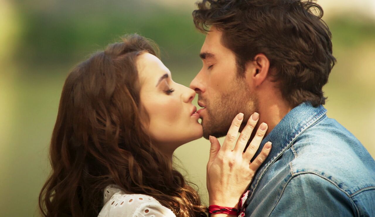 Me atrevo a amarte - Victoria cuenta a Alejandro que Valente no fue responsable de la muerte de su madre