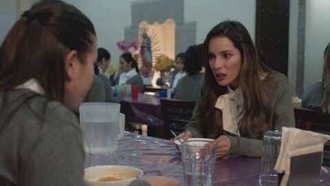 Elsa descubre otra dura norma del internado mientras cena