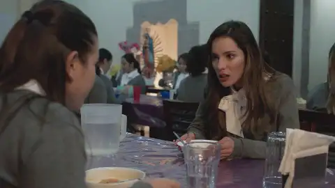 Elsa descubre otra dura norma del internado mientras cena Elsa descubre otra dura norma del internado mientras cena