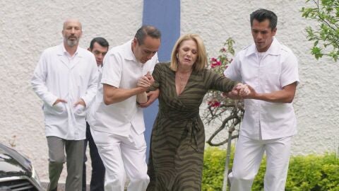 Armando aparta a Estela de su lado para ocultar su relación con Ángela 