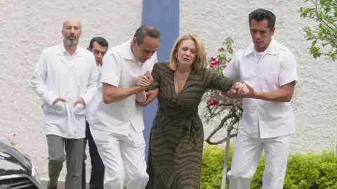 Armando aparta a Estela de su lado para ocultar su relación con Ángela Armando aparta a Estela de su lado para ocultar su relación con Ángela