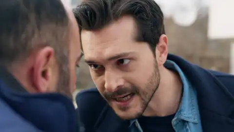 Civan intenta impedir que Sait cargue con la culpa de su padre Tufan Civan intenta impedir que Sait cargue con la culpa de su padre Tufan