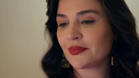 Nur no puede ocultar su felicidad al creer que Leyla ha muerto