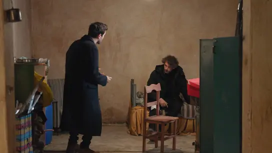 Civan evita el atropello de Leyla y descubre un vídeo comprometedor sobre la muerte de Hilmi que amenaza con cambiar el destino de la chef Civan evita el atropello de Leyla y descubre un vídeo comprometedor sobre la muerte de Hilmi que amenaza con cambiar el destino de la chef