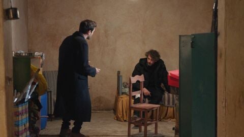 Civan evita el atropello de Leyla y descubre un v&iacute;deo comprometedor sobre la muerte de Hilmi que amenaza con cambiar el destino de la chef