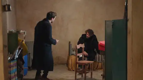 Civan evita el atropello de Leyla y descubre un vídeo comprometedor sobre la muerte de Hilmi que amenaza con cambiar el destino de la chef Civan evita el atropello de Leyla y descubre un vídeo comprometedor sobre la muerte de Hilmi que amenaza con cambiar el destino de la chef