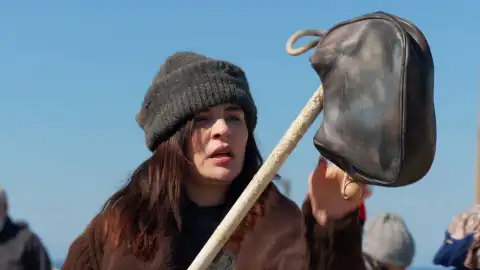 Nur lo pierde todo en su cumpleaños: su familia la traiciona y acaba en el vertedero Nur lo pierde todo en su cumpleaños: su familia la traiciona y acaba en el vertedero