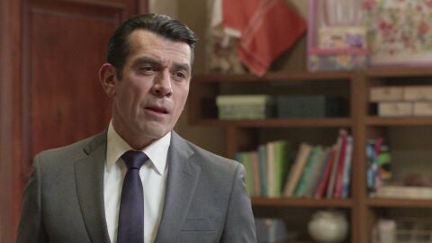 Armando no se compadece de Elsa y la envía con su tía Clemencia 