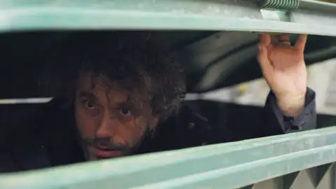 Civan tiende una trampa a Mali, pero logra escapar en el último momento Civan tiende una trampa a Mali, pero logra escapar en el último momento