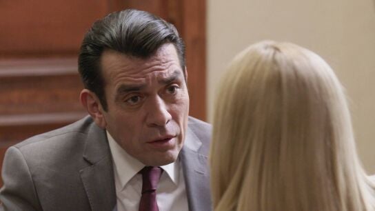 Armando no se fía de Estela y quiere que el doctor Leónidas la examine 