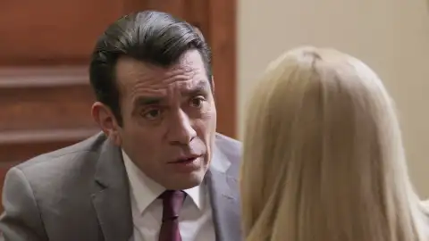 Armando no se fía de Estela y quiere que el doctor Leónidas la examine Armando no se fía de Estela y quiere que el doctor Leónidas la examine