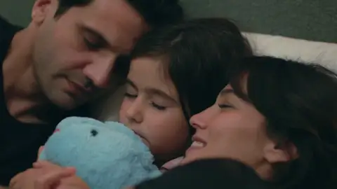 Mercan ya está en casa con Ilgaz y Ceylin Mercan ya está en casa con Ilgaz y Ceylin