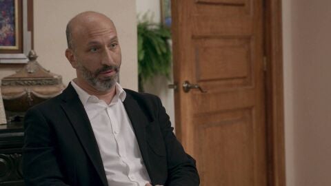 El doctor Leónidas examina a Estela