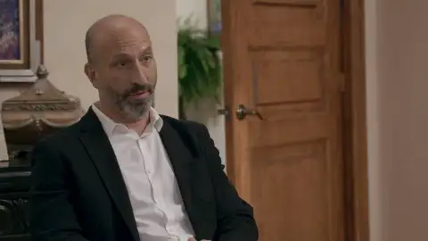 El doctor Leónidas examina a Estela El doctor Leónidas examina a Estela