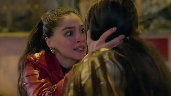 Leyla le confiesa a Ipek que es su hermana biológica y que su padre fue asesinado por Nur Leyla le confiesa a Ipek que es su hermana biológica y que su padre fue asesinado por Nur