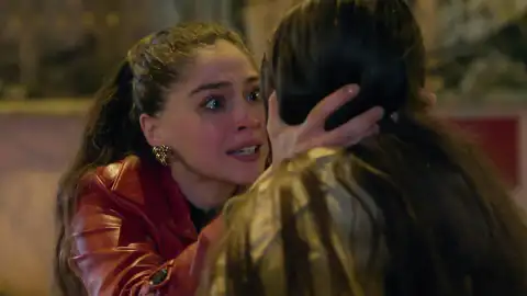 Leyla le confiesa a Ipek que es su hermana biológica y que su padre fue asesinado por Nur Leyla le confiesa a Ipek que es su hermana biológica y que su padre fue asesinado por Nur