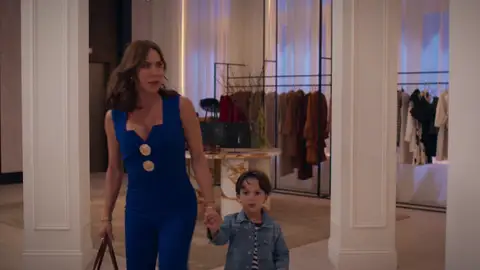 Gloria se lleva a Albertito mientras deja a Ana y Cristina morir Gloria se lleva a Albertito mientras deja a Ana y Cristina morir