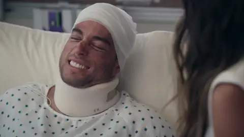 Carlos se queda en silla de ruedas Carlos se queda en silla de ruedas