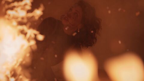 Cristina se queda atrapada entre las llamas tras un derrumbe que provoca con su disparo