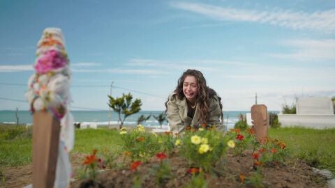 Leyla visita la tumba de su madre en busca de consuelo 