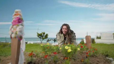 Leyla visita la tumba de su madre en busca de consuelo Leyla visita la tumba de su madre en busca de consuelo