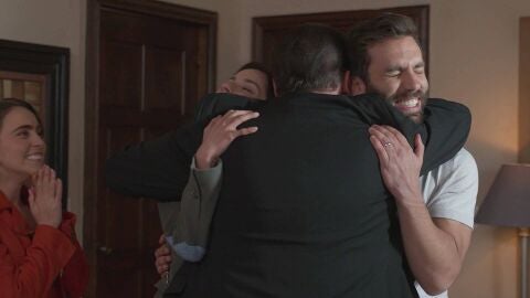 La familia de Horacio felicita a los novios por su reciente boda