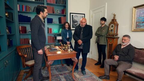 Neco le confiesa a Tufan que es un fugitivo de la justicia 