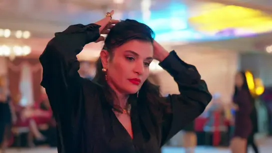 Nur despierta los celos de Serap al bailar con Tufan Nur despierta los celos de Serap al bailar con Tufan