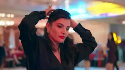 Nur despierta los celos de Serap al bailar con Tufan Nur despierta los celos de Serap al bailar con Tufan