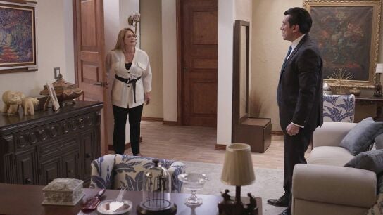 Sof&iacute;a pilla a su padre Armando con &Aacute;ngela y Estela lo echa de casa 