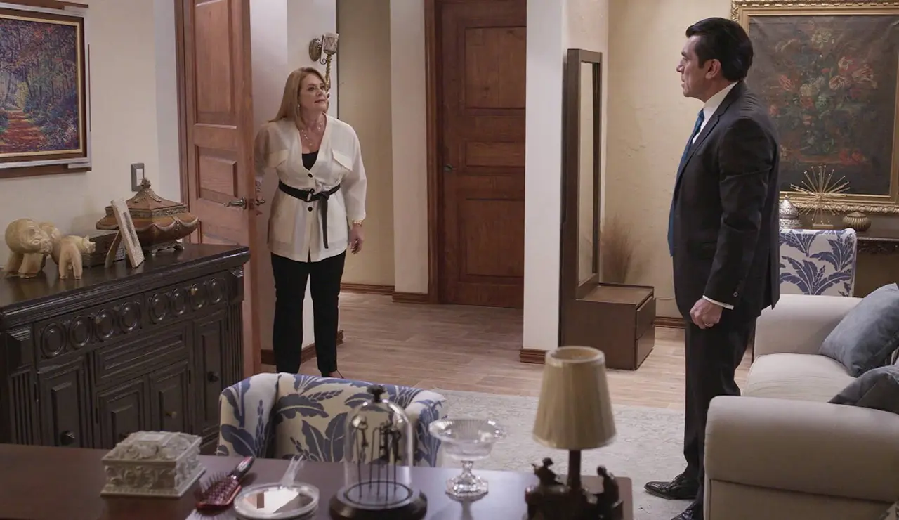 Sofía pilla a su padre Armando con Ángela y Estela lo echa de casa