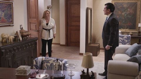 Sof&iacute;a pilla a su padre Armando con &Aacute;ngela y Estela lo echa de casa 