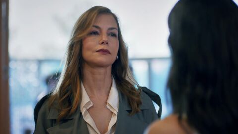Iclal aparece en el cumpleaños de Mercan