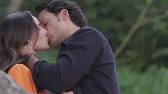 Andrés y Elsa se encuentran y terminan besándose, pero ella lo rechaza Andrés y Elsa se encuentran y terminan besándose, pero ella lo rechaza