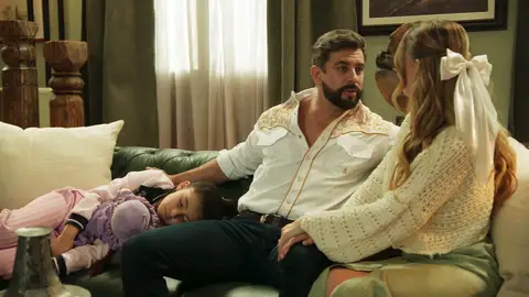 Ángel se adapta muy bien a cuidar de su hija Romina Ángel se adapta muy bien a cuidar de su hija Romina