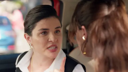 Nur vuelve a cruzarse en el camino de Leyla cuando empieza a acercarse a Eren Nur vuelve a cruzarse en el camino de Leyla cuando empieza a acercarse a Eren