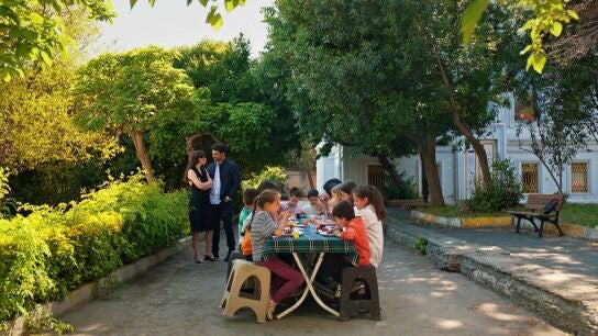 La generosidad de Eren con los niños del vertedero