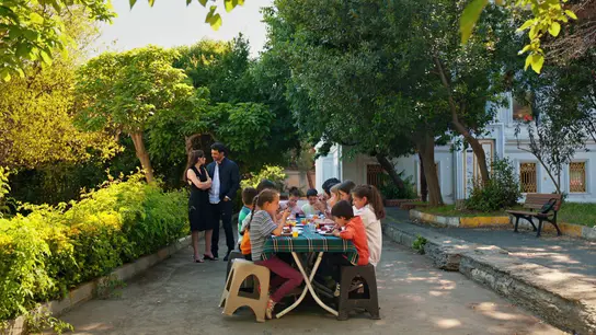 La generosidad de Eren con los niños del vertedero La generosidad de Eren con los niños del vertedero