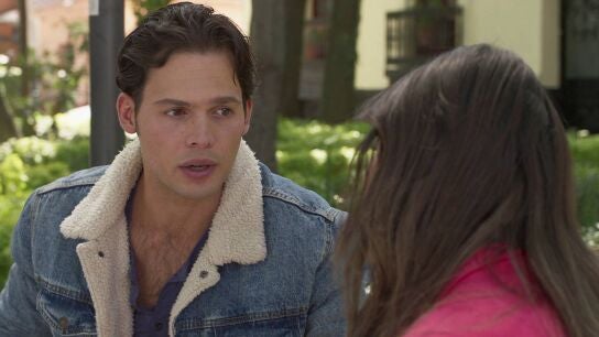 Andrés confiesa a Elsa que su hija sigue viva