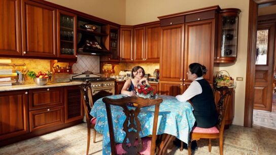 Nur, indignada con la llegada de Leyla a la villa de los Köroğlu 